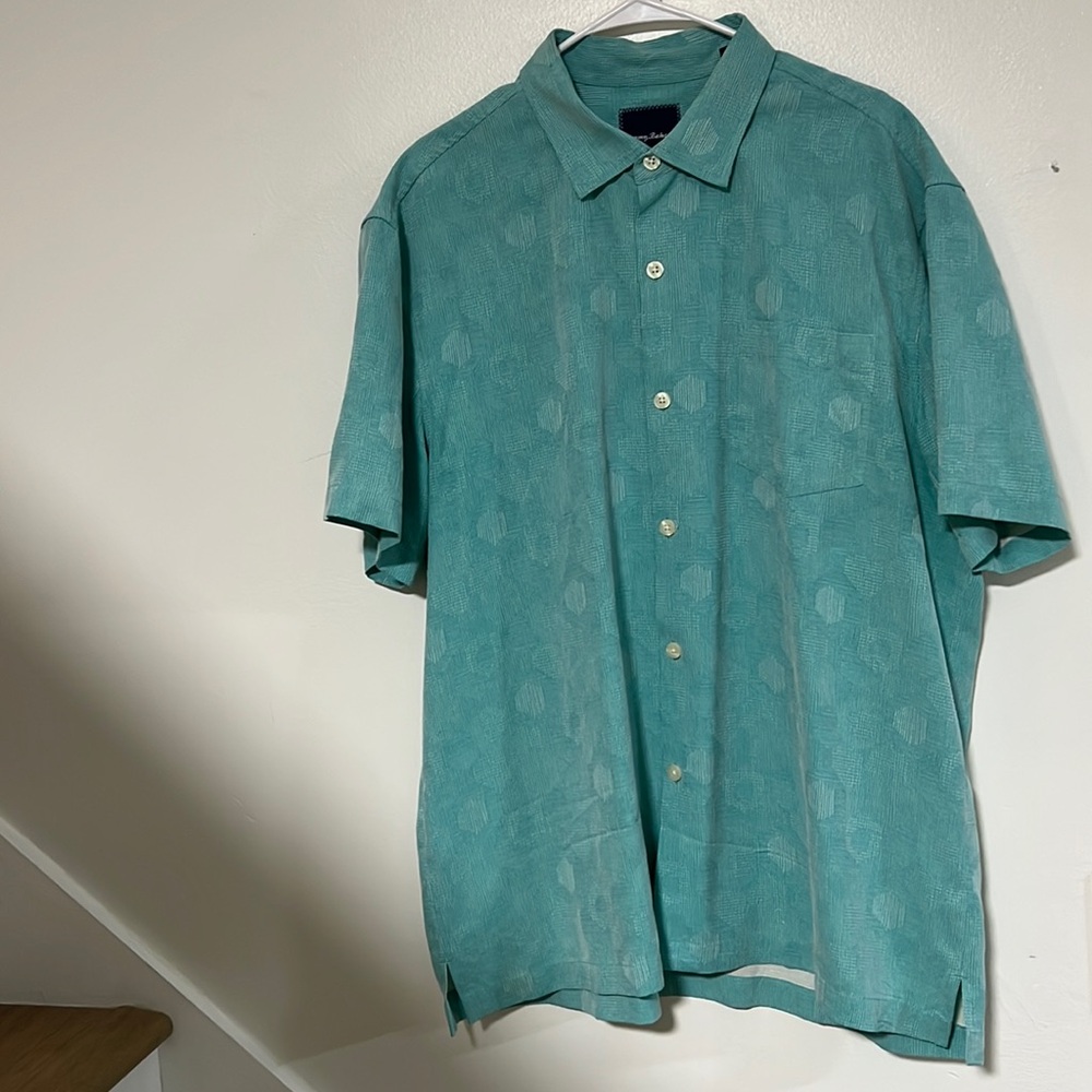 Tommy Bahama short sleeve button down. Silk. Size XL, good condition.